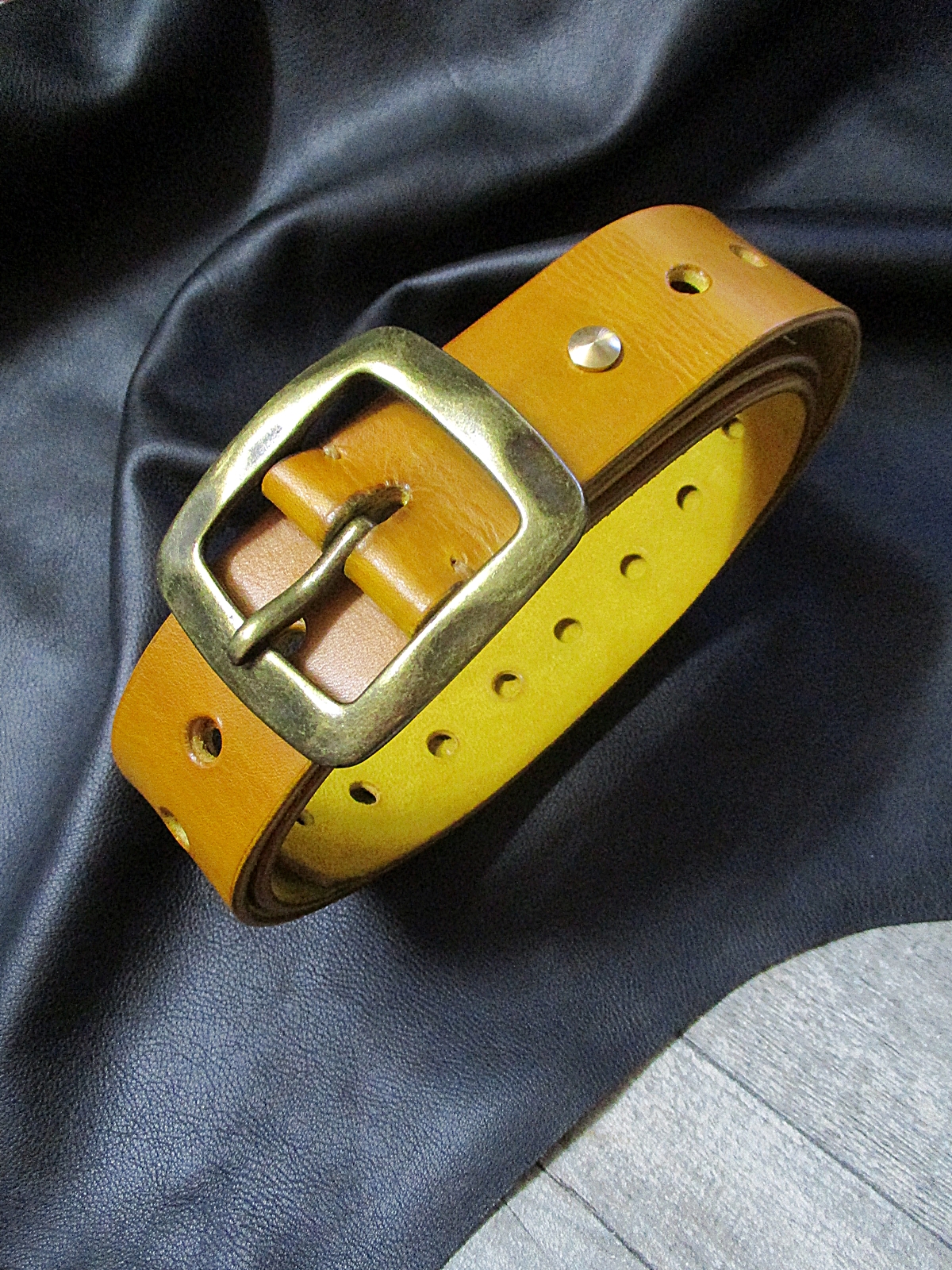 Gürtel (gelbbraun), Gr. 115, aus dickem Rindsleder, 4 cm breit, für  Jeanshose, langlebig, handgefertigt, handgefärbt, EINZELSTÜCK Unikat -  LEDERTASCHENMANUFAKTUR
