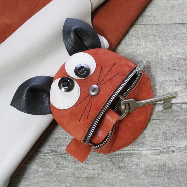 Entdecken Sie die ersten Weihnachtsgeschenke und bestellen Sie schon jetzt... z.B. diese witzige Schlüsseltasche aus terrakottafarbenem Leder:

https://www.ledertaschenmanufaktur.de/produkt/schluesseltasche-katze-rot/

#ledertaschenmanufaktur
#ltm
#mondspinne
#schlüsseltasche
#weihnachtsgeschenkidee
#nikolausgeschenk