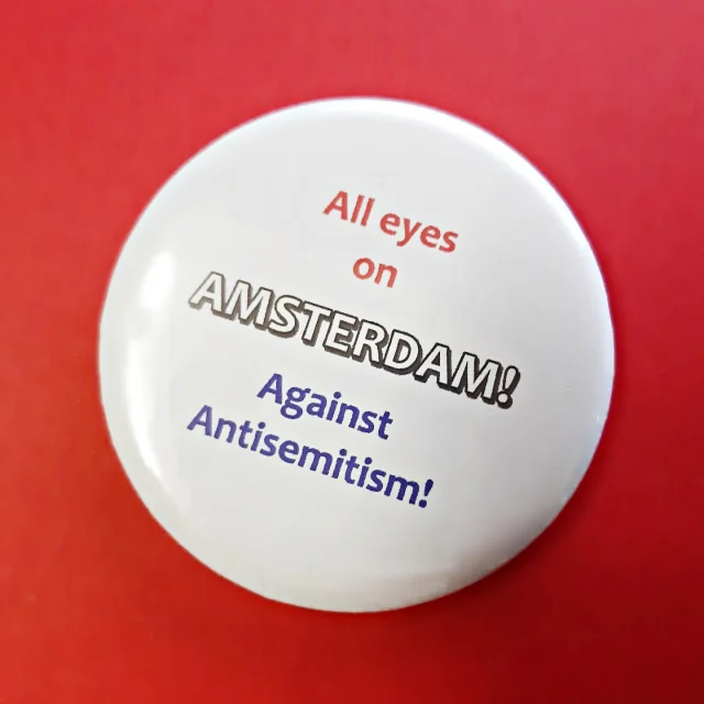 Die Gewalttaten in Amsterdam gegen israelische Fans sind unerträglich. Wir fordern eine lückenlose Untersuchung der Geschehnisse und eine entschiedene Haltung gegen Antisemitismus. Wir dürfen nicht wegschauen!
ALL EYES ON AMSTERDAM!

Button: 58 mm
Preis: 8,50 Euro
(kostenloser Versand)

https://www.ledertaschenmanufaktur.de/produkt/amsterdam-gegen-antisemitismus-anstecker-button-brosche-rund-58mm/

#againstantisemitism
#alleyesonamsterdam
#solidaritywithisrael 
#amsterdam