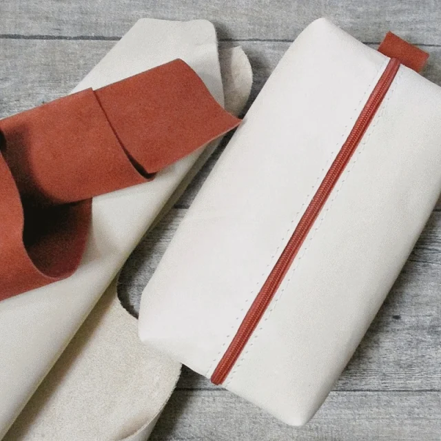 Edles Täschchen aus cremefarbenem Leder mit terrakottafarbenem Reißverschluss und Tragelasche...

Groß genug, um als Kosmetiktasche, Federtasche etc. genutzt zu werden.

Handgefertigtes Einzelstück!

https://www.ledertaschenmanufaktur.de/produkt/kosmetiktasche-creme-terracotta/

#ledertaschenmanufaktur
#federtasche
#kosmetiktasche