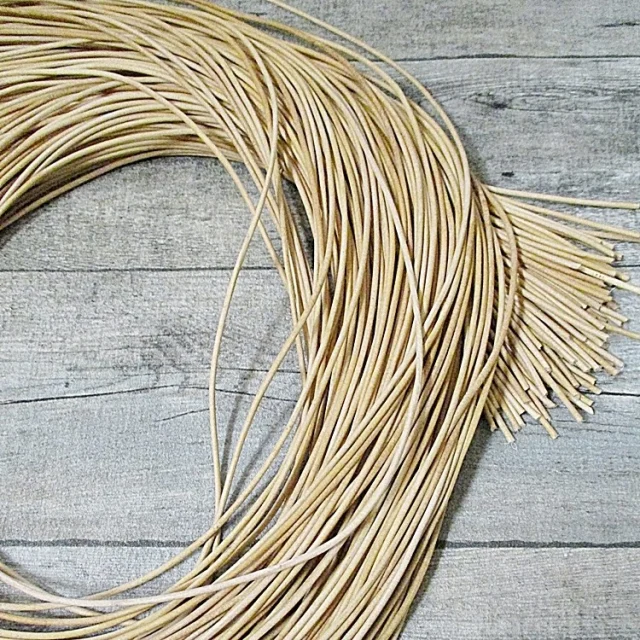 Unsere naturfarbenen #Lederbänder sind 100 cm lang und haben einen Durchmesser von 2 mm. Sie sind matt und etwas fester in der Haptik. Die #Lederriemen eignen sich wunderbar für Windspiele, Traumfänger oder Armbänder.
https://www.ledertaschenmanufaktur.de/produkt/lederband-lederriemen-lederschnur-rundleder-natur-laenge-100-cm-o-2-mm/

#Ledertaschenmanufaktur
#BastelnmitLeder